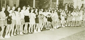 Women students, many clutching teddy bears, await the arrival of the Pied Piper in 1948. Photo from the 1949 Nutmeg Yearbook.